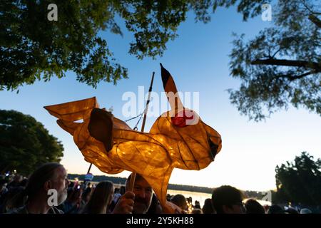 Un uomo tiene una fantasiosa lanterna nella forma di Pikachu alla celebrazione autunnale equinozio della Luminata al Green Lake Park di Seattle sabato, settembre Foto Stock