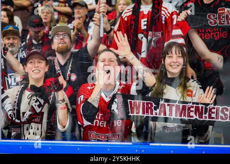 Germania. 22 settembre 2024. Eishockey Penny-DEL 2. Spieltag Koelner Haie - Mannheimer Adler AM 22.09.2024 in der Lanxess Arena in Koeln Die Koelner fan bejubeln den ersten Sieg der Saison Gemaess den Vorgaben der DEL Deutsche Eishockey Liga ist die Publikation und Weiterverwertung der Aufnahmen in elektronischen Medien und Endgeraeten aller Art waehrend des lauden Spiels nicht zulfenden. Foto: Revierfoto credito: ddp media GmbH/Alamy Live News Foto Stock