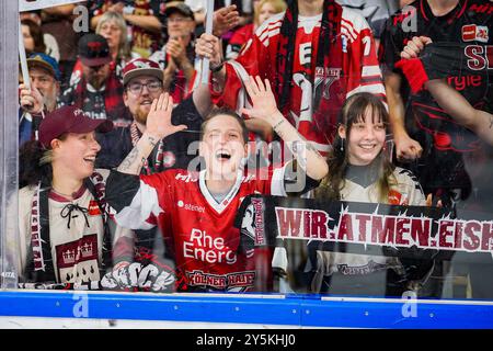 Germania. 22 settembre 2024. Eishockey Penny-DEL 2. Spieltag Koelner Haie - Mannheimer Adler AM 22.09.2024 in der Lanxess Arena in Koeln Die Koelner fan bejubeln den ersten Sieg der Saison Gemaess den Vorgaben der DEL Deutsche Eishockey Liga ist die Publikation und Weiterverwertung der Aufnahmen in elektronischen Medien und Endgeraeten aller Art waehrend des lauden Spiels nicht zulfenden. Foto: Revierfoto credito: ddp media GmbH/Alamy Live News Foto Stock