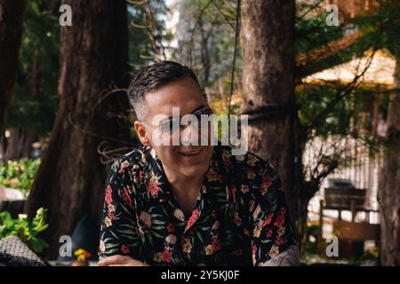 Ritratto di un uomo allegro seduto in un bar sulla spiaggia a Chonburi, Thailandia Foto Stock