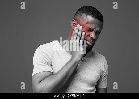 Giovane ragazzo nero che ha avuto un problema con i denti Foto Stock