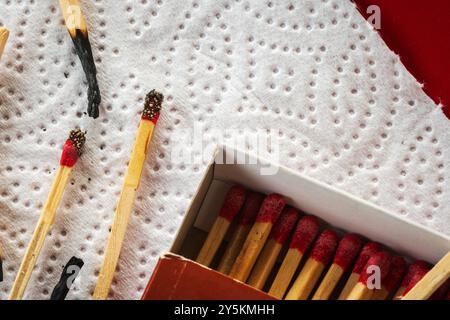 Bruciato corrisponde alle punte annerite dal primo piano dell'accensione. Foto Stock