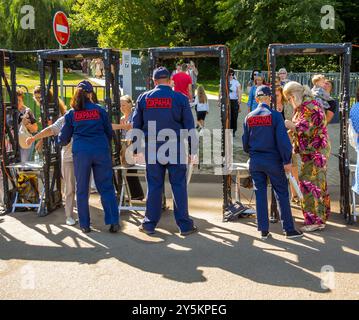 Voronezh, Russia - 3 settembre 2023: Controlli di sicurezza per i visitatori all'ingresso Foto Stock