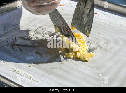 Il processo di preparazione del gelato fritto Foto Stock