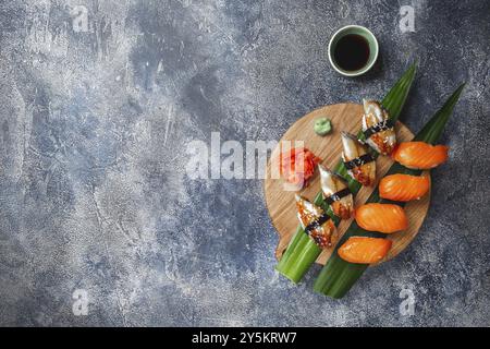 Sashimi sushi set su tavola di legno. Sfondo di pietra. Vista superiore Foto Stock
