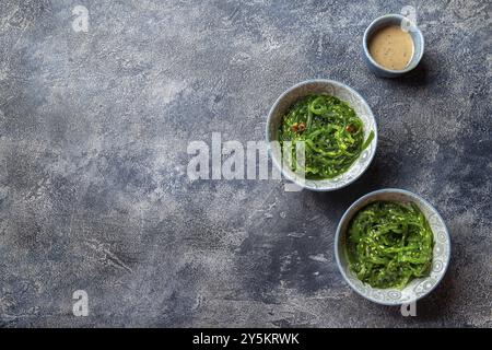 Chuka wakame, insalata giapponese di alghe con salsa di noci Foto Stock