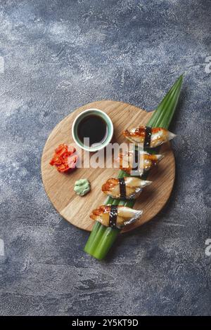 Sashimi sushi set su tavola di legno. Sfondo di pietra. Vista superiore Foto Stock