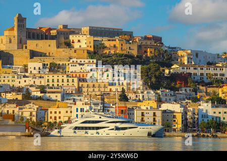 Fuoco selettivo sulla costruzione, la città vecchia di Ibiza bella con mare Mediterraneo blu e vista della città al mattino Foto Stock