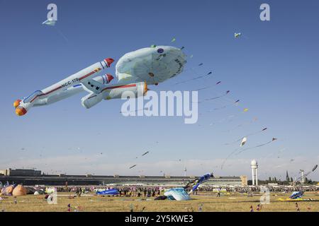 Aquilone volante a forma di USS Enterprise di fronte alla torre della televisione di Berlino e alla torre al festival degli aquiloni di Tempelhofer Feld a Berlino il 21 Foto Stock