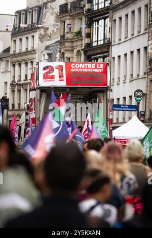 Parigi, Francia. 22 settembre 2024. I manifestanti si radunano contro il nuovo governo Macron-Barnier, a Parigi. Poche ore prima dell'annuncio del nuovo governo del primo ministro francese Michel Barnier, migliaia di persone hanno manifestato a Parigi per chiedere l'impeachment del presidente Emmanuel Macron. L'appello per le manifestazioni di massa in tutta la Francia è venuto dal partito di sinistra la France Insoumise, così come ecologisti e associazioni studentesche e femministe. Credito: SOPA Images Limited/Alamy Live News Foto Stock