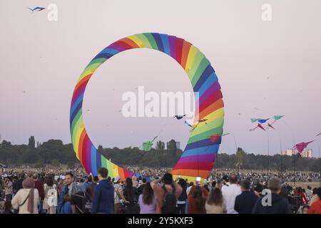 Un aquilone colorato al festival degli aquiloni di Tempelhofer Feld a Berlino sul 21.09.2024 Foto Stock