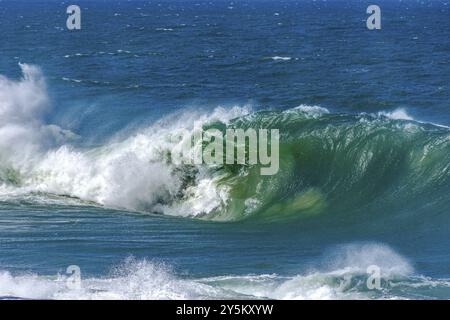 Una grande onda che si schianta duramente sulla spiaggia in un giorno di sole dopo una tempesta tropicale, Spiaggia di Ipanema, Rio de Janeiro, Rio de Janeiro, Brasile, sud America Foto Stock