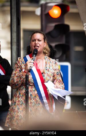 Parigi, Francia. 22 settembre 2024. Il leader del gruppo parlamentare la France Insoumise Mathilde Panot parla alla folla durante la manifestazione contro il nuovo governo Macron-Barnier, a Parigi. Poche ore prima dell'annuncio del nuovo governo del primo ministro francese Michel Barnier, migliaia di persone hanno manifestato a Parigi per chiedere l'impeachment del presidente Emmanuel Macron. L'appello per le manifestazioni di massa in tutta la Francia è venuto dal partito di sinistra la France Insoumise, così come ecologisti e associazioni studentesche e femministe. Credito: SOPA Images Limited/Alamy Live News Foto Stock