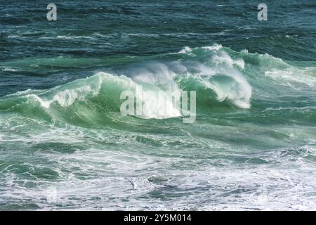 Onde che si infrangono sulla spiaggia di Ipanema in una giornata estiva di sole e il mare con acque verdeggianti, la spiaggia di Ipanema, Rio de Janeiro, Rio de Janeiro, Brasile, sud A. Foto Stock