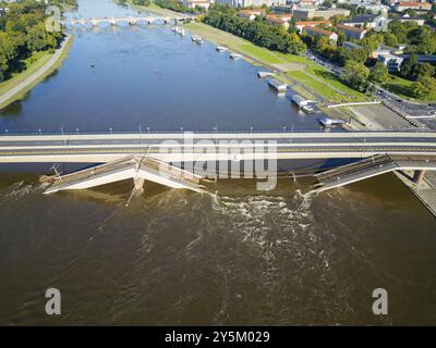 Una sezione del Ponte di Carola è crollata per ragioni sconosciute. Su una lunghezza di circa 100 metri, la sezione su cui normalmente si muovono i tram ha Foto Stock