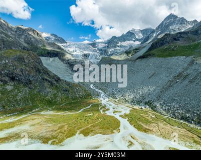 Lago glaciale Lac de Chateaupre, lago appena sotto il ghiacciaio Moiry, braccia fluviali in acqua blu, vista aerea, Vallese, Svizzera Foto Stock