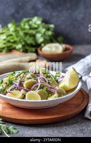 Le alghe ULTE HULTE o. Cileno insalata ulte ceviche con viola la cipolla, il coriandolo e il succo di limone. Pacific alghe commestibili Foto Stock