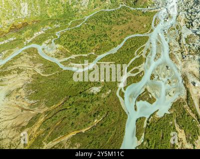 Lago glaciale Lac de Chateaupre, lago appena sotto il ghiacciaio Moiry, braccia fluviali in acqua blu, vista aerea, Vallese, Svizzera Foto Stock