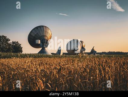 Grandi antenne paraboliche al crepuscolo Foto Stock