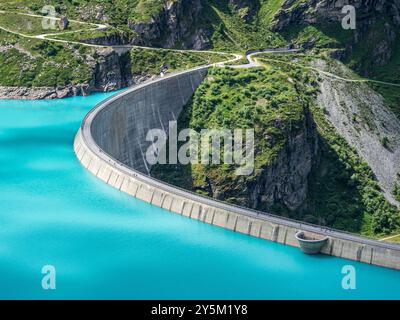 Diga del lago Moiry, Lac de Moiry, acqua glaciale turchese, parcheggio e ristorante presso la diga, Vallese, Svizzera Foto Stock