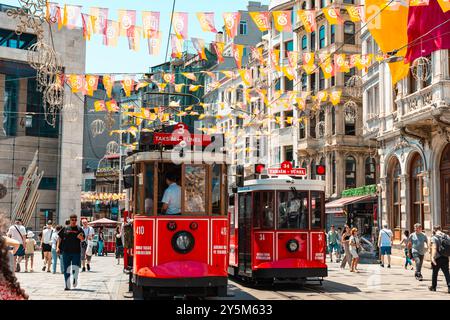 I nostalgici tram di Istanbul con un nuovissimo tram alimentato a batteria e il vecchio tram in viale Istiklal. Istanbul Turchia - 7.9.2024 Foto Stock