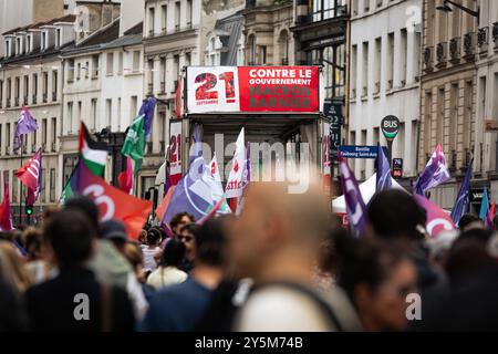 Parigi, Francia. 22 settembre 2024. I manifestanti si radunano contro il nuovo governo Macron-Barnier, a Parigi. Poche ore prima dell'annuncio del nuovo governo del primo ministro francese Michel Barnier, migliaia di persone hanno manifestato a Parigi per chiedere l'impeachment del presidente Emmanuel Macron. L'appello per le manifestazioni di massa in tutta la Francia è venuto dal partito di sinistra la France Insoumise, così come ecologisti e associazioni studentesche e femministe. (Foto di Telmo Pinto/SOPA Images/Sipa USA) credito: SIPA USA/Alamy Live News Foto Stock