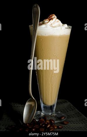 Caffè freddo con panna su sfondo nero Foto Stock