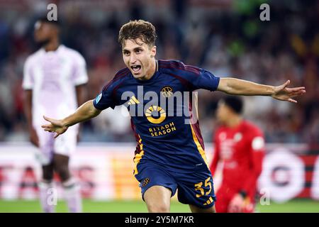 Roma, Italia. 22 settembre 2024. Tommaso Baldanzi di Roma festeggia dopo aver segnato 3-0 gol nel campionato italiano di serie A tra AS Roma e Udinese calcio il 22 settembre 2024 allo Stadio Olimpico di Roma. Crediti: Federico Proietti / Alamy Live News Foto Stock