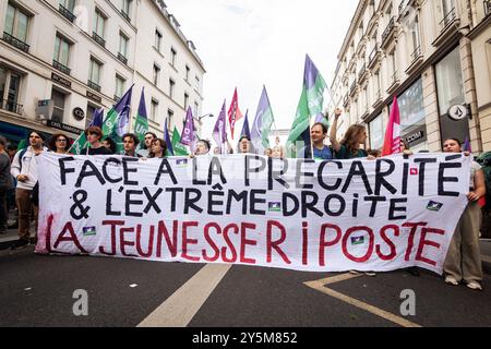 Un gruppo di studenti tiene uno striscione che dice: "Di fronte alla precarietà e all'estrema destra, i giovani combattono”, durante la manifestazione contro il nuovo governo Macron-Barnier, a Parigi. Poche ore prima dell'annuncio del nuovo governo del primo ministro francese Michel Barnier, migliaia di persone hanno manifestato a Parigi per chiedere l'impeachment del presidente Emmanuel Macron. L'appello per le manifestazioni di massa in tutta la Francia è venuto dal partito di sinistra la France Insoumise, così come ecologisti e associazioni studentesche e femministe. (Foto di Telmo Pinto/SOPA Images/Sipa USA) Foto Stock