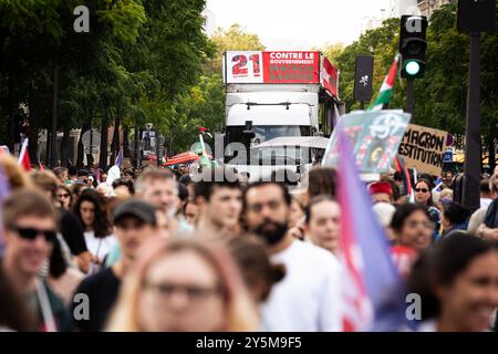 Parigi, Francia. 22 settembre 2024. I manifestanti si radunano contro il nuovo governo Macron-Barnier, a Parigi. Poche ore prima dell'annuncio del nuovo governo del primo ministro francese Michel Barnier, migliaia di persone hanno manifestato a Parigi per chiedere l'impeachment del presidente Emmanuel Macron. L'appello per le manifestazioni di massa in tutta la Francia è venuto dal partito di sinistra la France Insoumise, così come ecologisti e associazioni studentesche e femministe. (Foto di Telmo Pinto/SOPA Images/Sipa USA) credito: SIPA USA/Alamy Live News Foto Stock