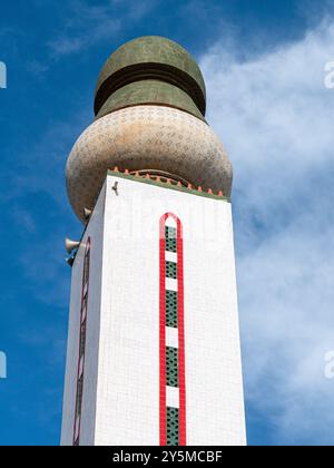 Moschea della divinità, Dakar, Senegal - singolo colpo di minareto Foto Stock