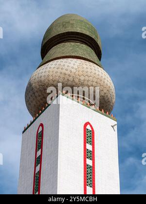 Moschea della divinità, Dakar, Senegal - Minareto singolo primo piano Foto Stock