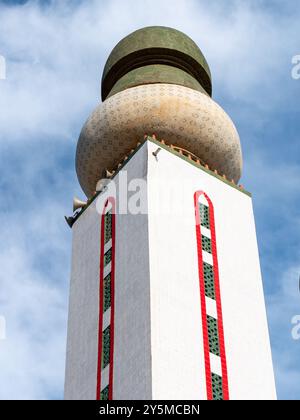 Moschea della divinità, Dakar, Senegal - colpo singolo minareto ad angolo basso Foto Stock