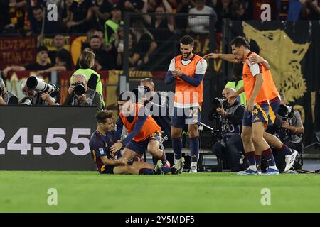 L'attaccante italiano della Roma Tommaso Baldanzi festeggia dopo aver segnato un gol durante la partita di serie A tra Roma e Udinese allo Stadio Olimpico di Roma, Italia, il 22 settembre 2024. Foto Stock