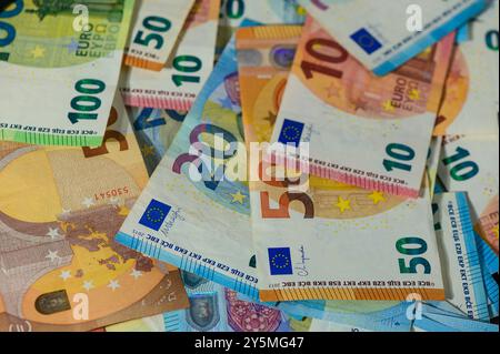 banconote in euro sparse sul tavolo come sfondo Foto Stock