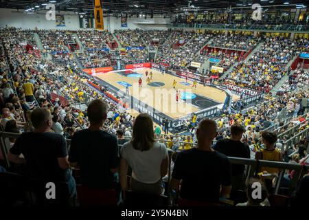 Ludwigsburg, Germania. 22 settembre 2024. Uebersicht MAHPArena, Halle, Ausverkauft, Zuschauer, GER, MHP Riesen Ludwigsburg vs. FC Bayern Basketball, Basketball, Bundesliga, Spielzeit 2024/2025, 22.09.2024, foto: Eibner-Pressefoto/Sascha Walther credito: dpa/Alamy Live News Foto Stock