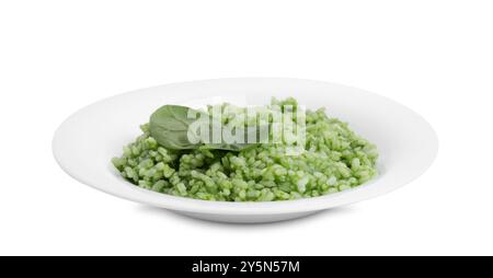 Delizioso risotto agli spinaci in piatto isolato su bianco Foto Stock