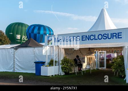 Newbury Show, 21 settembre 2024. Il popolare evento annuale si è svolto al Newbury Showground, Berkshire, Inghilterra, Regno Unito, durante il fine settimana. Lo spettacolo include una varietà di esposizioni agricole, alimentari e di campagna e attira migliaia di visitatori. Nella foto: Il recinto dei membri è dotato di palloncini ad aria calda. Foto Stock