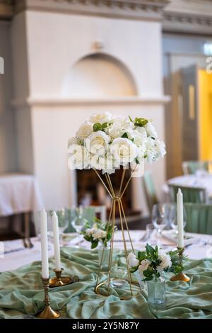 Decorazioni accoglienti per un matrimonio romantico ed elegante in una cena di lusso. Design floreale moderno per matrimoni all'aperto Foto Stock