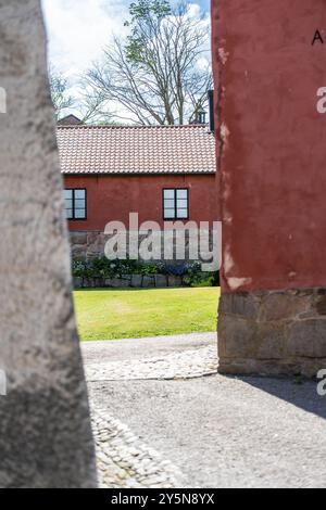 Varberg, Svezia - 04 luglio 2022: Edifici all'interno della fortezza di Varberg. Foto Stock