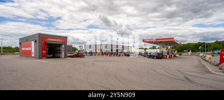 Halmstad, Svezia - 10 luglio 2022: Stazione di servizio Circle K e autolavaggio. Foto Stock