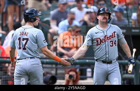 Baltimora, Stati Uniti. 22 settembre 2024. Jace Jung dei Detroit Tigers (17) viene accolto da Jake Rogers (34) dopo aver segnato contro i Baltimore Orioles durante il secondo inning dell'ultima gara della stagione regolare a Camden Yards a Baltimore, Maryland, domenica 23 settembre 2024. Foto di David Tulis/UPI credito: UPI/Alamy Live News Foto Stock