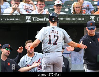 Baltimora, Stati Uniti. 22 settembre 2024. Jace Jung (17) dei Detroit Tigers viene accolto dai compagni di squadra dopo aver segnato contro i Baltimore Orioles durante il secondo inning dell'ultima gara della stagione regolare in casa a Camden Yards a Baltimore, Maryland, domenica 23 settembre 2024. Foto di David Tulis/UPI credito: UPI/Alamy Live News Foto Stock