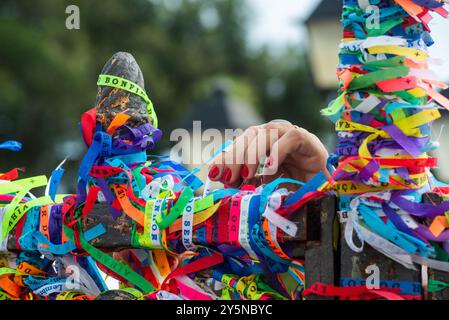 Salvador, Bahia, Brasile - 27 dicembre 2019: Le mani dei cattolici toccano i nastri colorati della memoria della chiesa di Senhor do Bonfim in Foto Stock