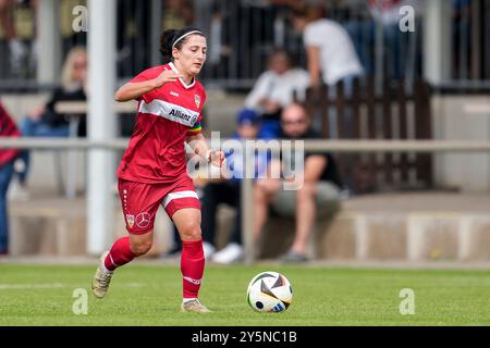 St. Leon Rot, Germania. 22 settembre 2024. Anja Selensky (VfB, 10), AM Ball, Freisteller, Ganzkörper, Einzelbild, Einzelfoto, Aktion, Action, 22.09.2024, St. Leon-Rot (Deutschland), Fussball, Regionalliga Süd, TSG 1899 Hoffenheim U20 - VfB Stuttgart, 22.09.2024, St. Leon-Rot (Deutschland), Fussball, Regionalliga Süd, TSG 1899 HOFFENHEIM U20 - VFB STUTTGART, LE NORMATIVE DFB/DFL VIETANO QUALSIASI USO DI FOTOGRAFIE COME SEQUENZE DI IMMAGINI E/O QUASI-VIDEO. Credito: dpa/Alamy Live News Foto Stock