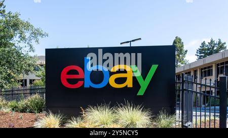 Primo piano dell'insegna eBay presso la sede centrale di San Jose, California, Stati Uniti Foto Stock