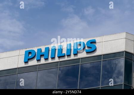 Primo piano dell'insegna Philips presso la sede Philips Healthcare di Pleasanton, CA, USA Foto Stock