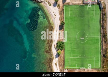 Foto aerea del drone dall'alto verso il basso del campo da calcio verde vuoto da utilizzare per la partita di calcio. Foto Stock