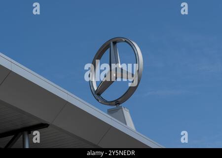 Un logo Mercedes-Benz sull'edificio. Thornhill, ONTARIO, Canada. Foto Stock