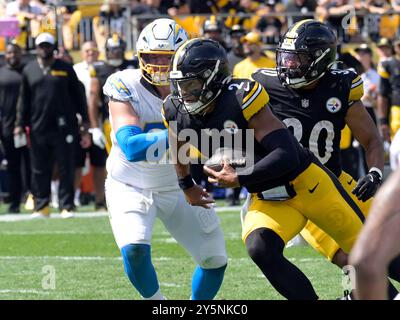 Pittsburgh, Stati Uniti. 22 settembre 2024. Il quarterback dei Pittsburgh Steelers Justin Fields (2) corre per cinque yard e il touchdown nel secondo quarto contro i Los Angeles Chargers all'Acrisure Stadium domenica 22 settembre 2024 a Pittsburgh. Foto di Archie Carpenter/UPI credito: UPI/Alamy Live News Foto Stock